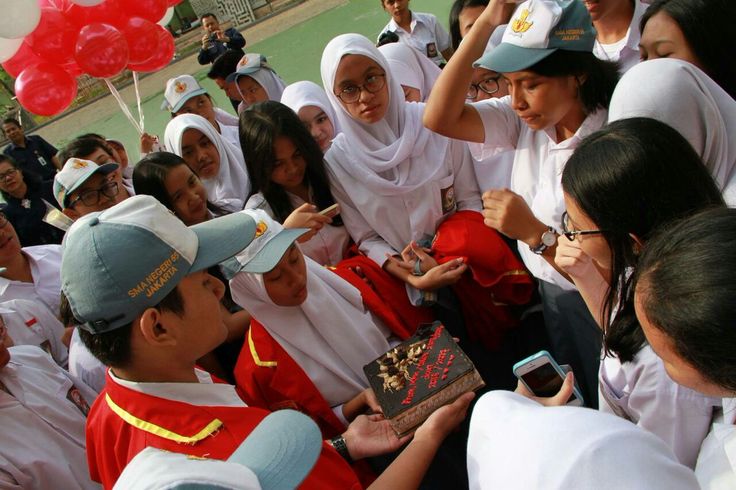 lomba hari guru